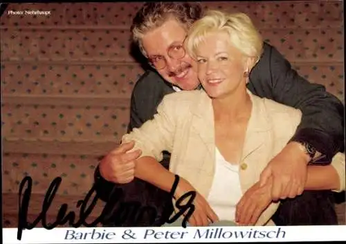 Ak Schauspieler Peter Millowitsch und Barbie, Portrait, Autogramm