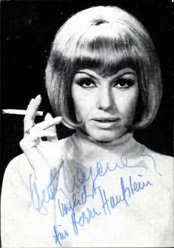 Ak Schauspielerin Beate Hasenau, Portrait, Autogramm, Zigarette