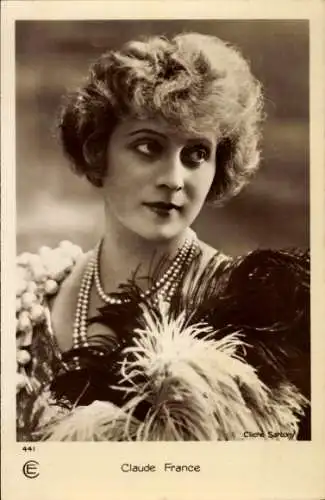 Ak Schauspielerin Claude France, Portrait, Perlenkette
