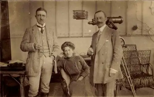 Foto Ak Zwei rauchende Männer, Mann, Stuhl, Tisch