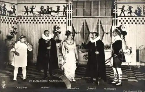 Ak Theaterszene, Im Europäischen Kinderzimmer, Thielschar, Norbert, Millowitsch, Josephi