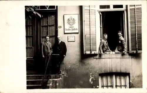 Foto Ak Berlin Steglitz, Deutsche Paßstelle, Männer am Fenster