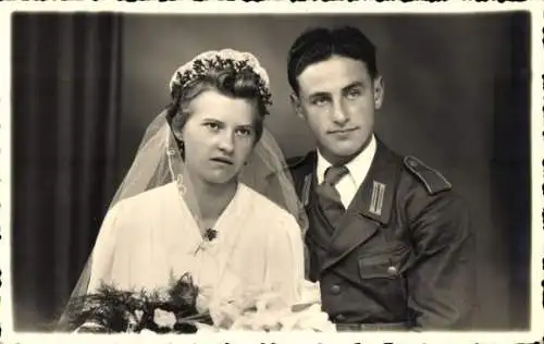 Foto Ak Mann in Uniform, Brautpaar, Braut, Bräutigam, Portrait