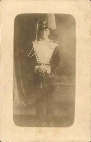 Foto Ak Deutscher Soldat in Uniform, Standportrait