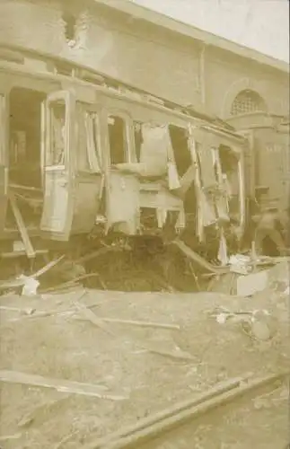 Foto Ak Verkehrsunfall, Beschädigte Eisenbahn, Katastrophe