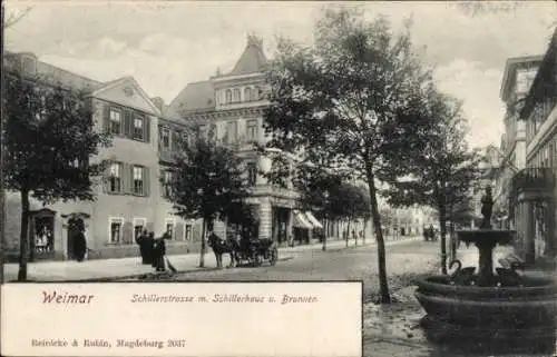 Ak Weimar in Thüringen, Schillerstraße mit Schillerhaus und Brunnen