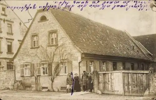 Foto Ak Geißlingen Oberickelsheim in Mittelfranken, Soldat mit Familie vor einem Haus