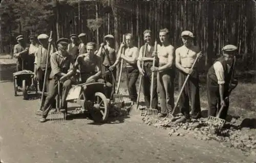 Foto Ak Arbeiter beim Straßenbau