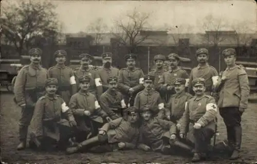 Foto Ak Deutsche Soldaten in Uniformen, Kgl. Preuß. Landw. Sanitäts Komp. 4