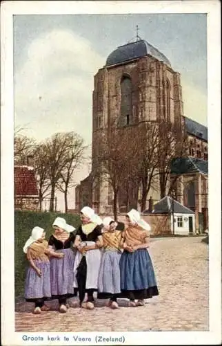 Ak Veere Zeeland, Groote kerk, Mädchen in Trachten, Kirche