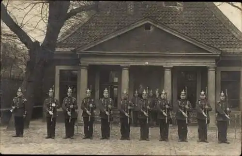 Foto Ak Deutsche Soldaten in Uniformen, Wache vor einem Gebäude
