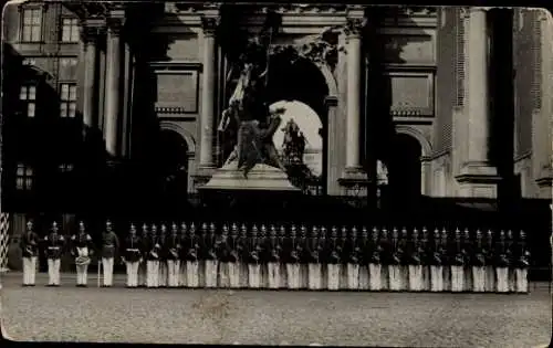 Foto Ak Berlin Mitte, Deutsche Soldaten in Uniformen, Wache vor dem Schloss