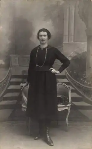Foto Ak Standportrait einer Frau, 1923