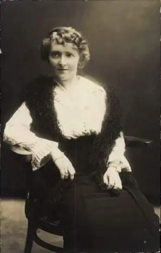 Foto Ak Sitzende Frau, Portrait