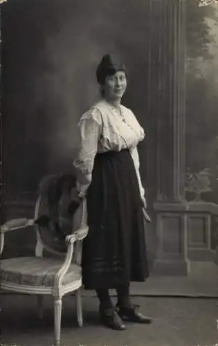 Foto Ak Standportrait einer Frau, Fuchsstola