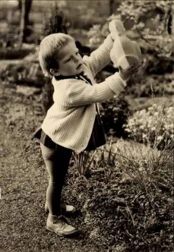 Ak Kleines Kind mit Spielzeug in der Hand