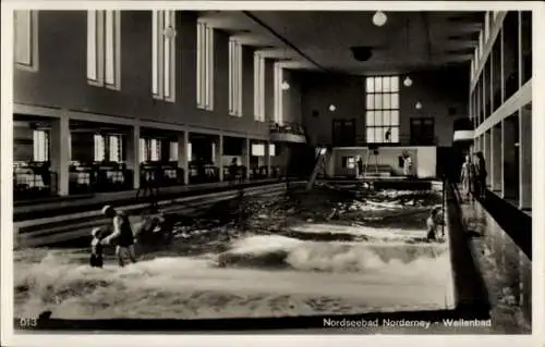 Ak Nordseebad Norderney, Partie im Schwimmbad, Blick auf Badegäste im Wellenbad