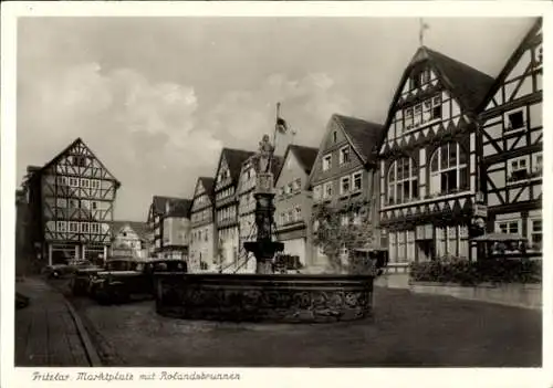 Ak Fritzlar in Hessen, Marktplatz, Rolandsbrunnen, Fachwerkhäuser