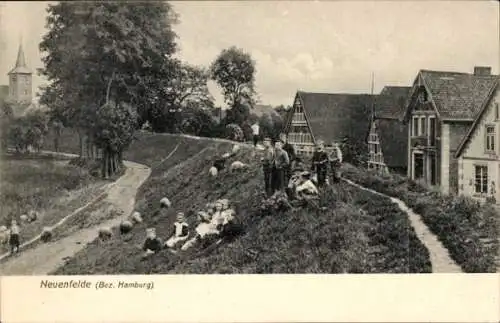 Ak Hamburg Harburg Neuenfelde, Teilansicht, Deich, Personen, Kirchturm