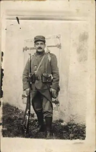Foto Ak Französischer Soldat in Uniform, Portrait mit Bajonett