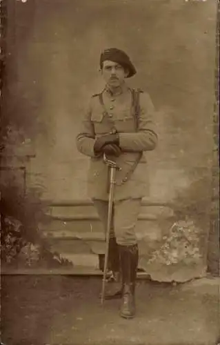 Foto Ak Französischer Soldat in Uniform, Standportrait mit Säbel