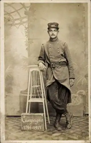 Foto Ak Französischer Soldat in Uniform, Standportrait, Campagne 1914-1915