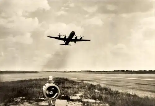 Ak Iljuschin IL-18, Interflug, Flugzeug Typ Turboprop beim Abheben von der Startbahn