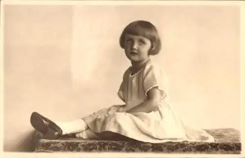 Foto Mädchen-Portrait, Weißes Kleid, Schuhe