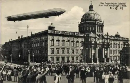 Ak Berlin Mitte, Zeppelinsches Luftschiff über dem königlichen Schloss