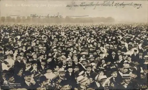 Foto Ak Berlin, Zuschauer erwarten Zeppelin III.