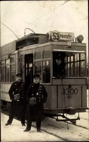 Foto Ak Berlin, Straßenbahn 3300 Linie 53, Straßenbahnfahrer, Schaffner