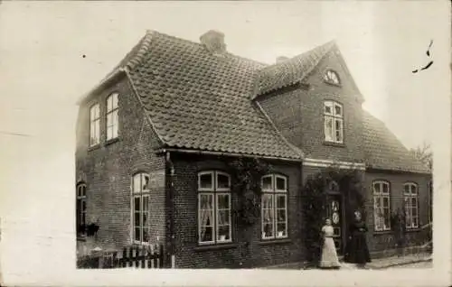 Foto Ak Lunden in Dithmarschen, Wohnhaus, zwei Frauen, 1908