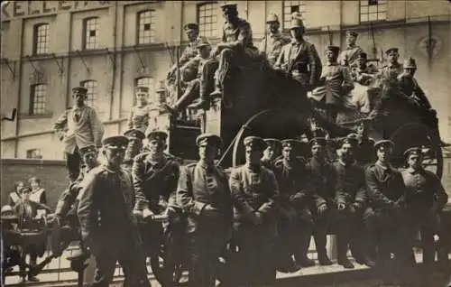 Foto Ak München Bayern, Deutsche Soldaten in Uniformen, Gruppenaufnahme, I WK