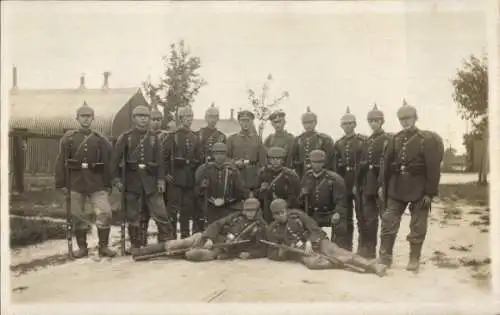 Foto Ak Deutsche Soldaten in Uniformen, Gruppenaufnahme