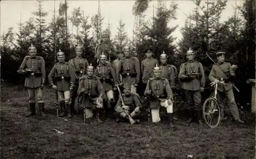 Foto Ak Deutsche Soldaten in Uniformen, Gruppenaufnahme, Feldstecher, Fahrrad