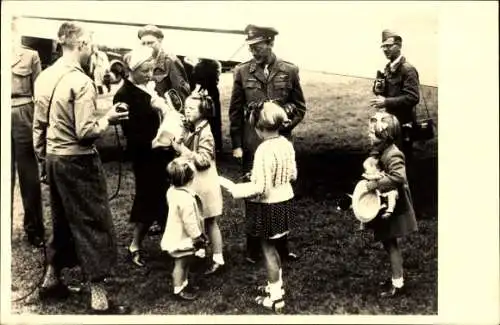 Ak Prinzessin Juliana der Niederlande, Prinz Bernhard, Prinzessinnen, August 1945, Flughafen Teuge