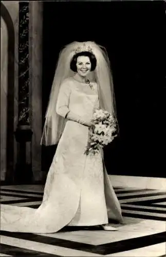 Ak Prinzessin Beatrix der Niederlande im Brautkleid, Portrait, 1966