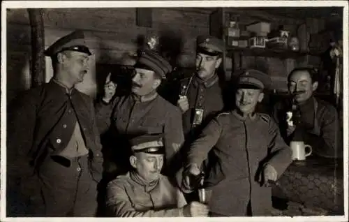 Foto Ak Deutsche Soldaten in Uniformen in der Stube