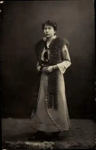 Foto Ak Standportrait einer Frau mit Fuchsstola