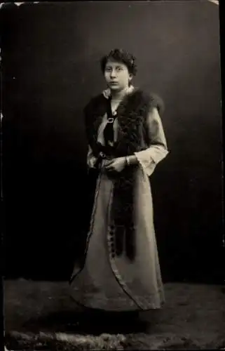 Foto Ak Standportrait einer Frau mit Fuchsstola