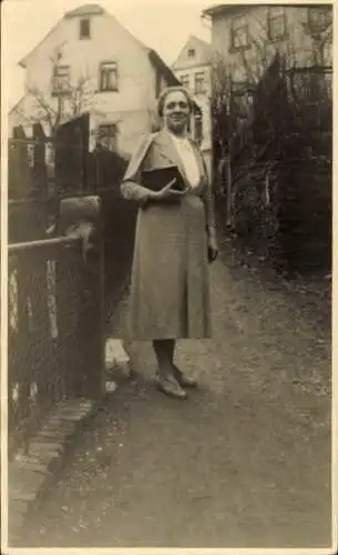 Foto Ak Frau mit Handtasche auf einem Weg, Portrait
