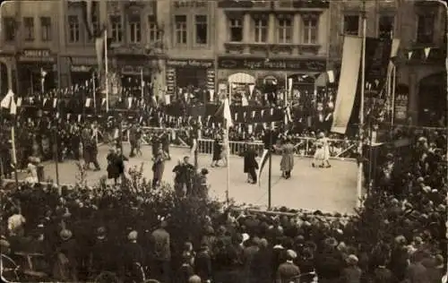 Foto Hamburg, Besucher auf dem Festplatz, Tanzende