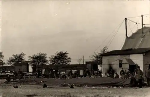 Ak Kaiserliche Soldaten bei arbeiten an Zeltbahn