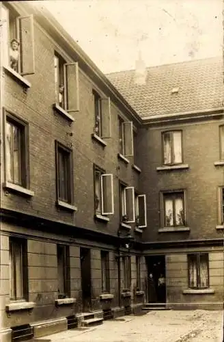 Foto Hamburg ? Teilansicht vom Hof, Hausbewohner an den Fenstern