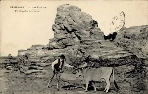 Ak La Bernerie en Retz Loire Atlantique, Les Rochers, Un toreador improvise