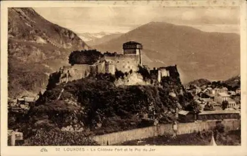 Ak Lourdes Hautes Pyrénées, Chateau Fort et le Pic du Jer