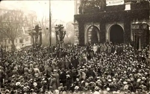 Foto Ak Festakt, Menschenmenge, Soldaten auf Pferden