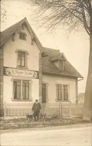 Foto Ak Geschäftshaus Maler Meyer, Wohnhaus, Mann mit Hunden