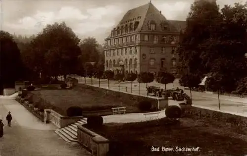 Foto Ak Bad Elster im Vogtland, Blick auf den Sachsenhof, Autos, Straßenpartie