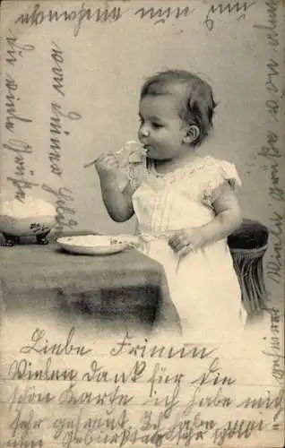 Foto Ak Kind beim Essen, Portrait, Teller, Löffel